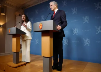 La ganadora del Premio Nobel de la Paz, María Corina Machado, y el primer ministro noruego, Jonas Gahr Store/AFP