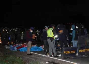 Los equipos de emergencia rescatan los cuerpos/AFP