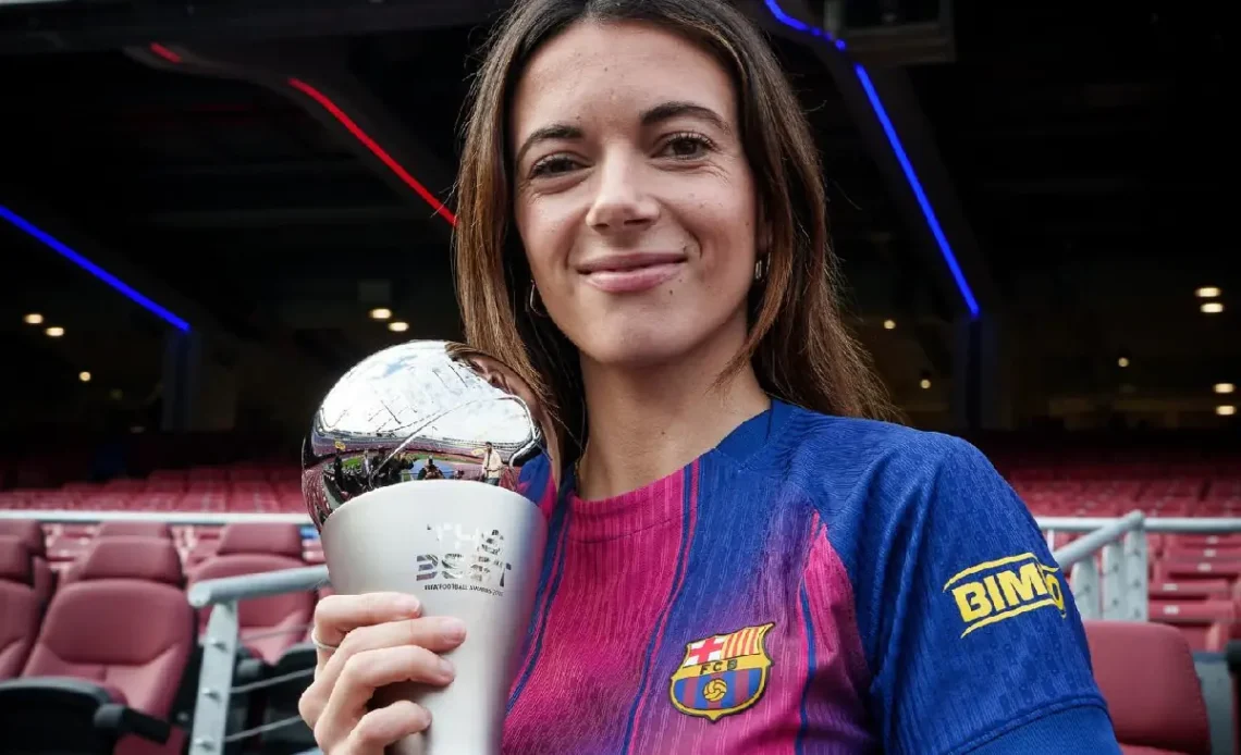 Aitana Bonmatí posa con el premio The Best FIFA 2025 con la camiseta del FC Barcelona Femenino. 
(FOTO: FC Barcelona Femení)