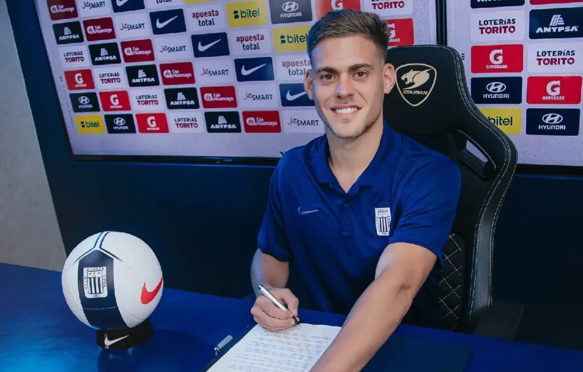 Federico Girotti firmando su contrato con Alianza Lima. (FOTO: Club Alianza Lima)