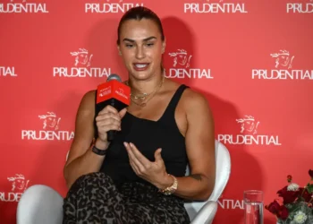 Aryna Sabalenka habla durante un acto promocional en Hong Kong. (FOTO: AFP)