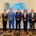 El ministro Gabriel Espinoza posa con el directorio del Banco Unión. Foto: Ministerio de Economía