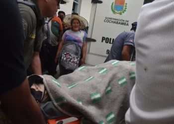 policías trasladan uno de los dos cadáveres en el enfrentamiento en Cotapachi el lunes.
Foto: APG