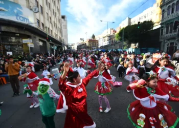 El Desfile Navideño se desarrolla en el centro paceño. Foto: APG.