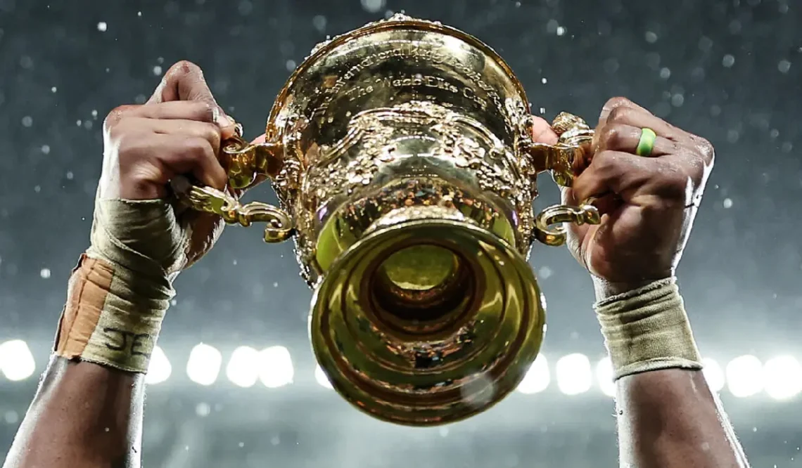 El capitán de Sudáfrica, Siya Kolisi, levanta la Webb Ellis Cup, el trofeo del Mundial de rugby. (FOTO: AFP)