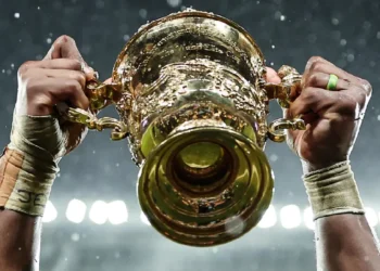 El capitán de Sudáfrica, Siya Kolisi, levanta la Webb Ellis Cup, el trofeo del Mundial de rugby. (FOTO: AFP)