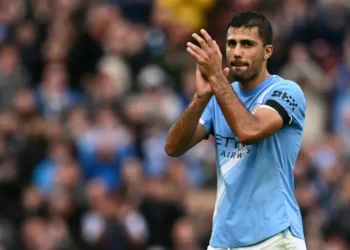 El centrocampista del Manchester City, Rodri, aplaude al público tras ser sustituido en el partido de la Premier League. (FOTO: AFP)