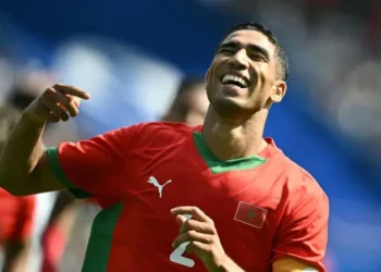 El defensor Achraf Hakimi celebra tras marcar el tercer gol de Marruecos en el partido de cuartos de final del torneo de fútbol de los Juegos Olímpicos de París 2024. (FOTO: AFP)