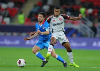 El lateral brasileño Alex Sandro (der), del Flamengo, disputa el balón con el mediocampista mexicano Jeremy Márquez, del Cruz Azul, durante el Derbi de las Américas de la Copa Intercontinental. (FOTO: AFP)
