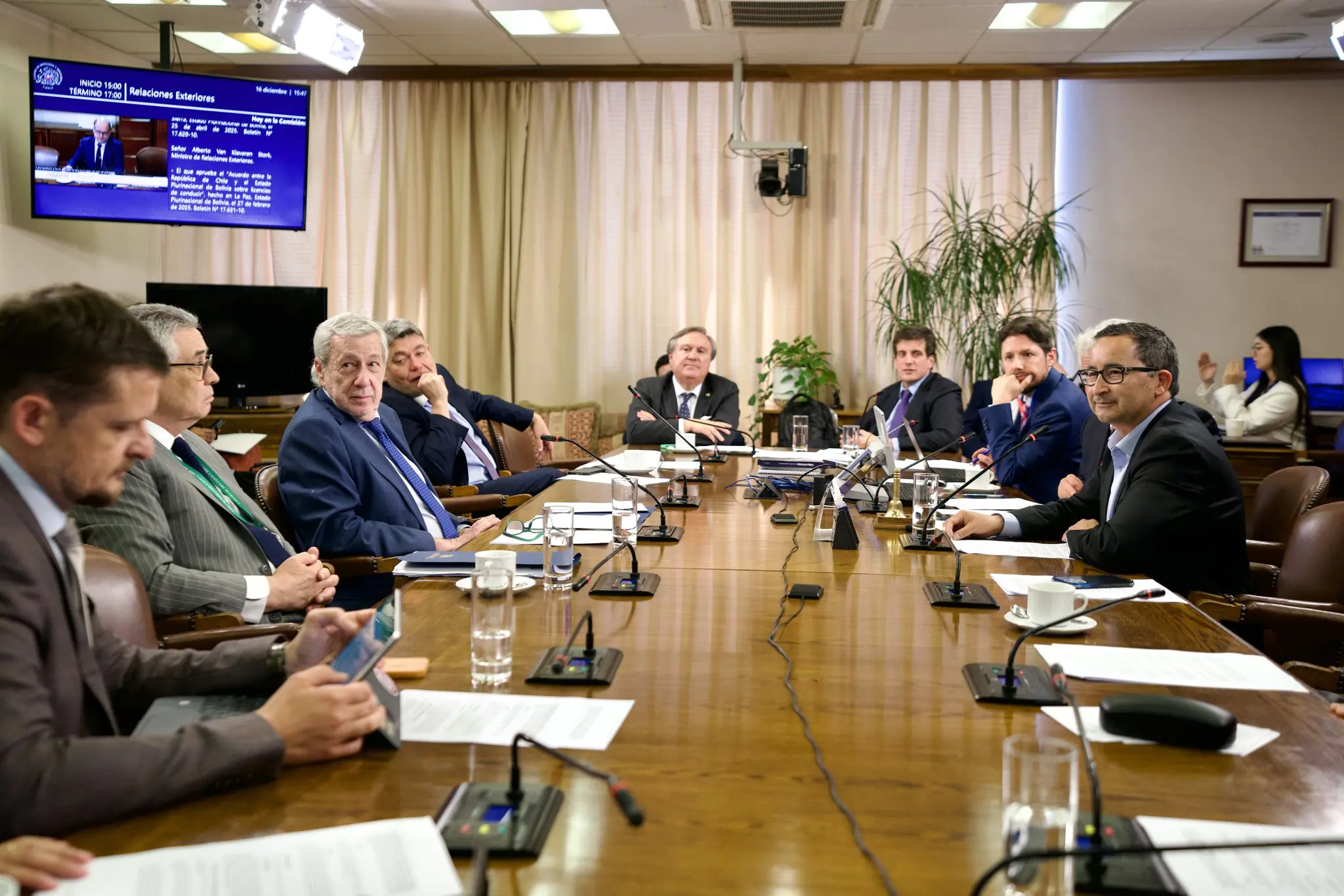 El canciller de Chile, Alberto van Klaveren, participa de la sesión de la Comisión de Diputados de su país. (Foto: Cancillería de Chile)