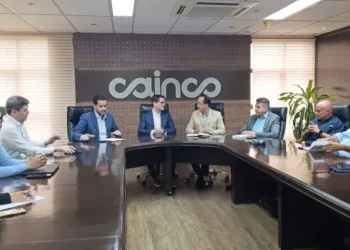 Autoridades de Impuestos Nacionales junto a representantes de Cainco. Foto: SIN.