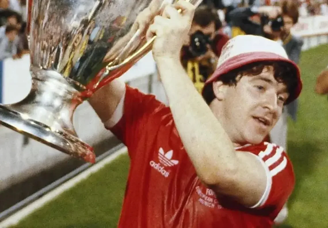 John Robertson levanta la Copa de Europa de 1979B(FOTO: AFP)