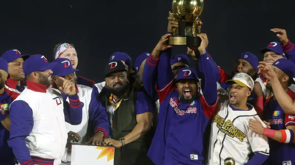 Los jugadores de los Leones del Escogido de República Dominicana sostienen el trofeo de la Serie del Caribe tras su victoria sobre los Charros de Jalisco de México. (FOTO: AFP)