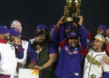 Los jugadores de los Leones del Escogido de República Dominicana sostienen el trofeo de la Serie del Caribe tras su victoria sobre los Charros de Jalisco de México. (FOTO: AFP)