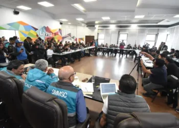 Una reunión pasada de las organizaciones sociales, el sector del transporte y la Alcaldía. FOTO: GAMLP