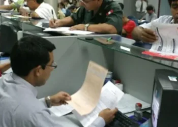 Trabajadores del sector público tendrán una hora de tolerancia en el ingreso a su fuente laboral este viernes. FOTO: ABI