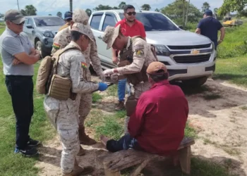Los tripulantes fueron socorridos por efectivos militares. Foto: Ministerio de Defensa.