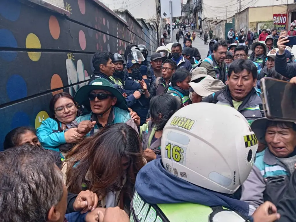 Enfrentamiento entre funcionarios de la Alcaldía y trabajadores de Emaverde. FOTO: GAMLP