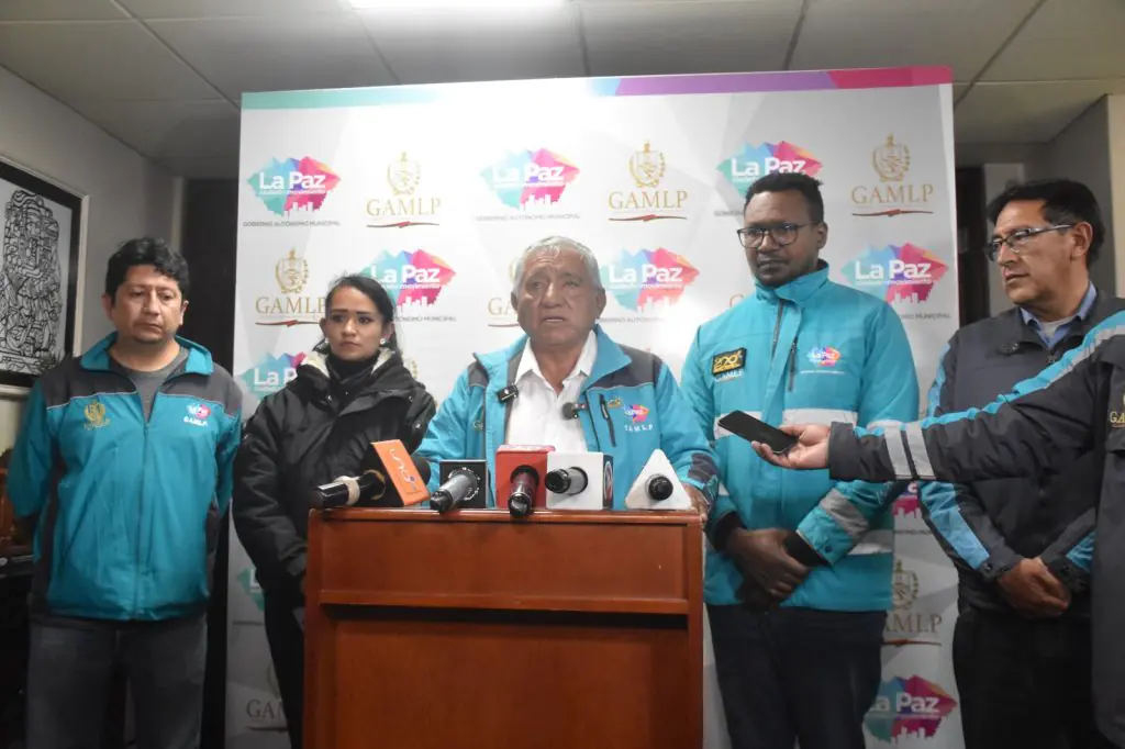 Conferencia de prensa del alcalde Iván Arias y otros funcionarios. FOTO: GAMLP