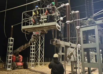 El mantenimiento de la planta solar se realizó por las noches. Foto: ENDE.