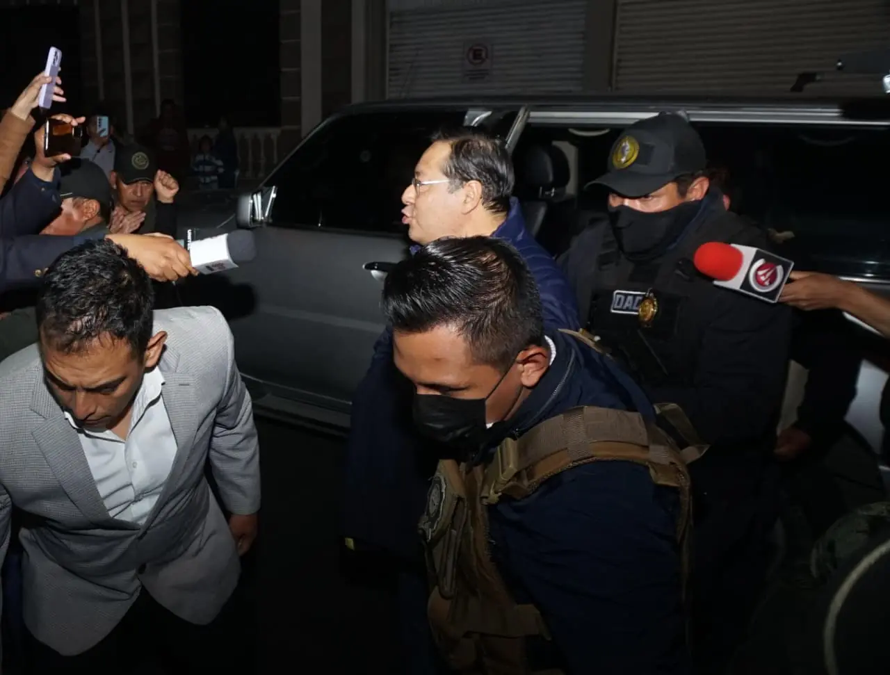 El expresidente Luis Arce ingresa a la cárcel de San Pedro. (Foto: APG)