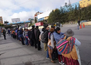 Largas filas en espera de transporte. Foto: APG.