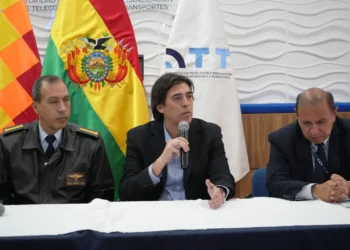Autoridades del Ministerio de Obras Púbicas y la FAB en conferencia de prensa. FOTO: MOPSV