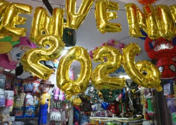 La gente acude paulatinamente a los mercados en busca de los preparativos para el Año Nuevo. Foto: APG.