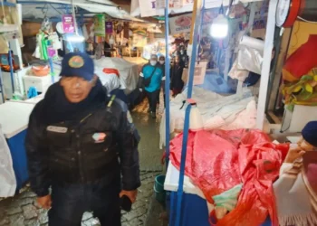 Personal de la Intendencia de La Paz realiza operativos en puestos de venta de carne de cerdo. FOTO: GAMLP