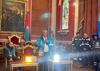 El alcalde Iván Arias anuncia el cambio del alumbrado público. FOTO: GAMLP