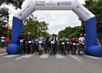 El gobernador Humberto Sánchez y el alcalde de Vinto, Alfredo Lucana, encabezan una caravana ciclística. FOTO: GADC