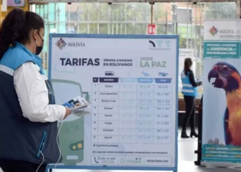 Una funcionaria de la ATT en el control en la Terminal de Buses de La Paz. FOTO: ATT