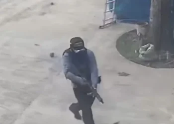 Los secuestradores tenían armas largas y uniformes policiales/Captura de video