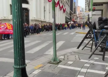 Enfrentamientos entre marchistas de la COB y la Policía. Foto: Vos Tv.