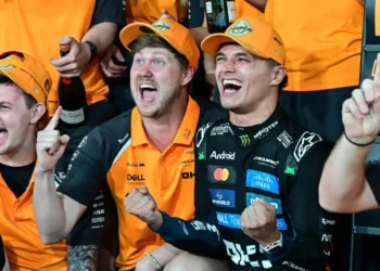 Lando Norris (primero por la derecha) celebra con su equipo el título mundial conquistado tras el Gran Premio de Abu Dabi. (FOTO: AFP)