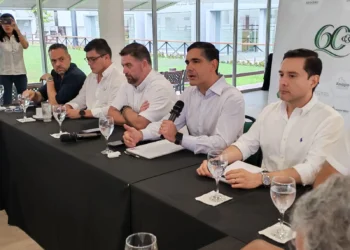 El ministro Óscar Justiano junto a representantes de sectores productivos. Foto: Ministerio de Desarrollo Productivo.