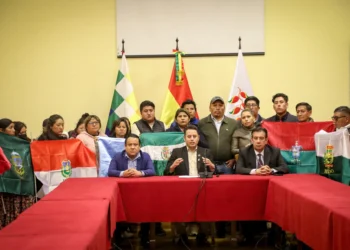 El vicepresidente Edmand Lara junto a los prestatarios. Foto: Vicepresidencia.