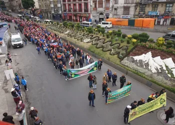 Mineros marchan por el centro de La Paz en protesta contra el Decreto Supremo 5503.