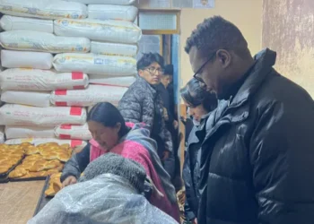 Funcionarios de la Alcaldía de La Paz protegen a una panadera que mantiene el precio de Bs 0,50. Foto: GAMLP.