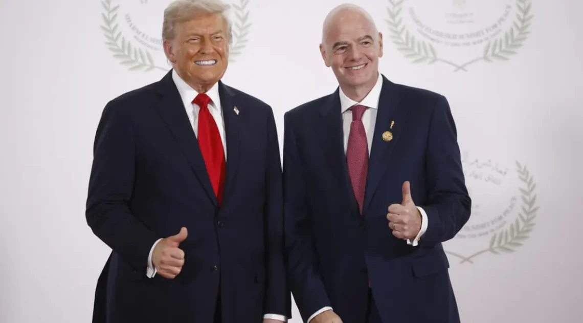 El presidente de Estados Unidos, Donald Trump (izquierda), junto al de la FIFA, Gianni Infantino, durante la cumbre sobre Gaza. (FOTO: AFP)