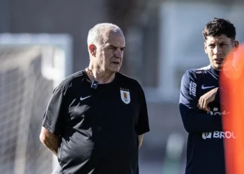 Marcelo Bielsa en el entrenamiento con Uruguay. (FOTO: AUF - Selección Uruguaya de Fútbol)