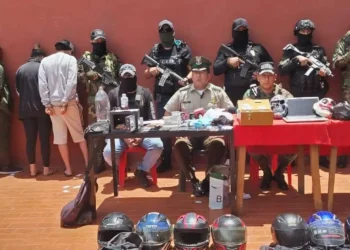 La Policía mostró a los aprehendidos y lo hallado en la vivienda/Captura de pantalla