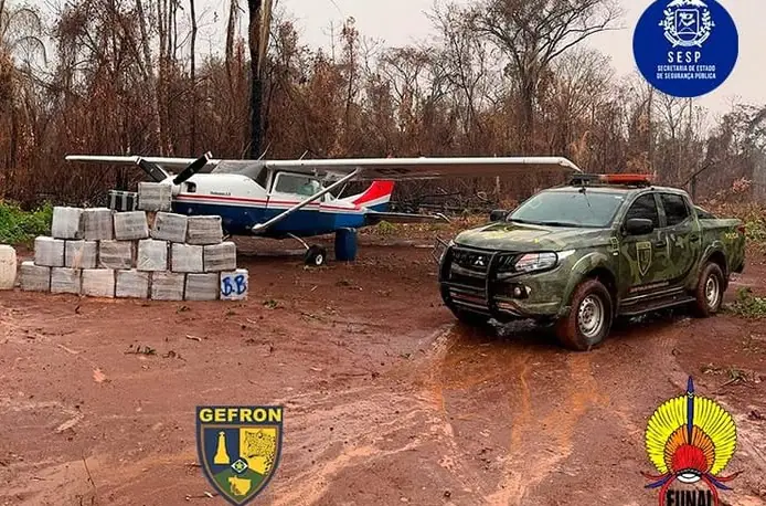 La aeronave y la droga decomisada/Gefron