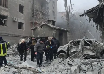 Equipos de emergencia ucranianos ayudan a los heridos en una zona bombardeada por Rusia/RRSS Zelenski