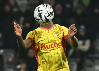 El jugador del Lens Rayan Fofana controla un balón durante la victoria de su equipo en Toulouse. (FOTO: AFP)