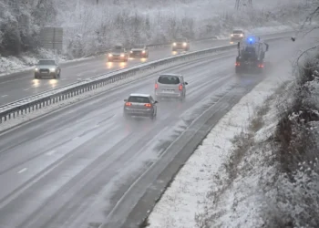 Vehículos circulan por una autopista cubierta por nieve/AFP
