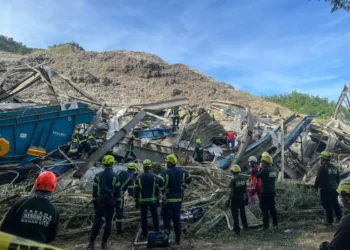 Los equipos de emergencia buscan más víctimas entre los escombros/AFP