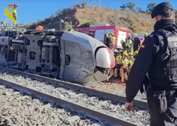 Un tren de alta velocidad descarriló y fue impactado por otro tren/AFP