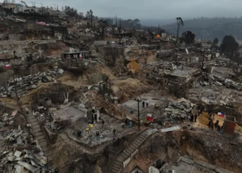 Varias viviendas quedaron en cenizas en la región de Concepción/AFP
