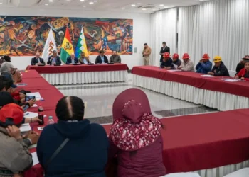 La reunión entre la COB y el Gobierno, el miércoles, en la Casa Grande del Pueblo. Foto: Ministerio de la Presidencia